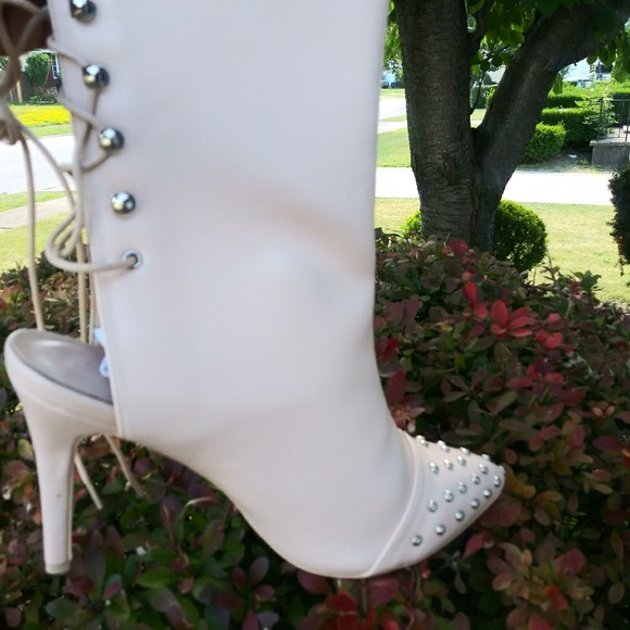 Shoe - Picture 2 of 4